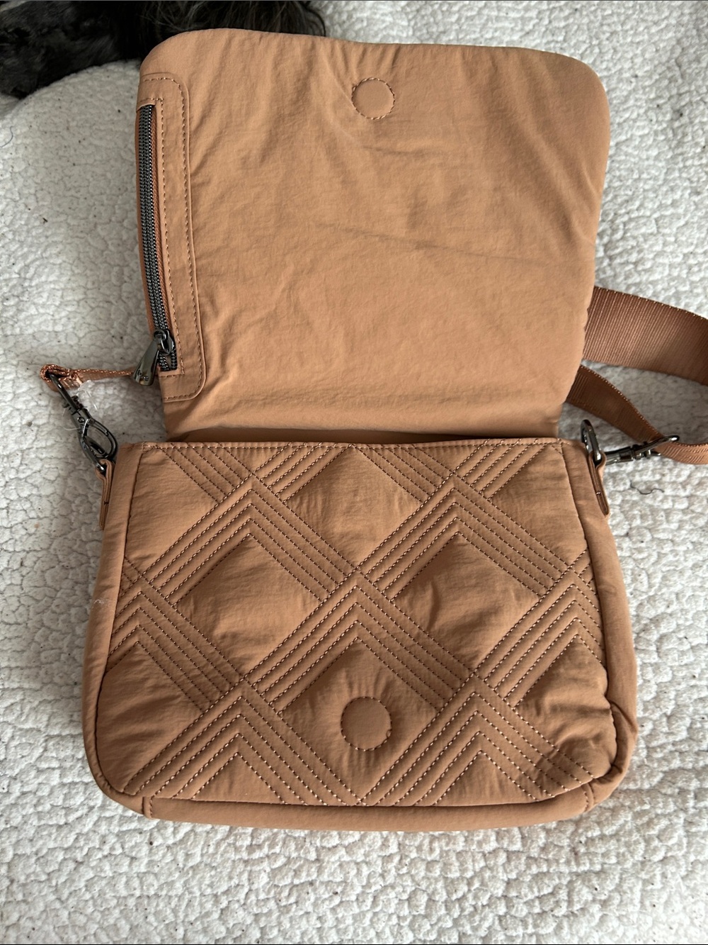 Lug Cloud go Wink Quilted Crossbody Bag in chai latte NWOT - Picture 2 of 6